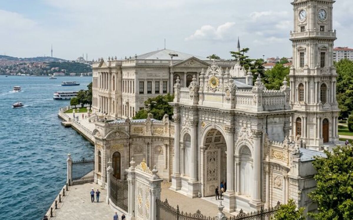İstanbul Sultanahmet Meydanı’nın Sabahın İlk Işıklarıyla Büyüleyici Görünümü