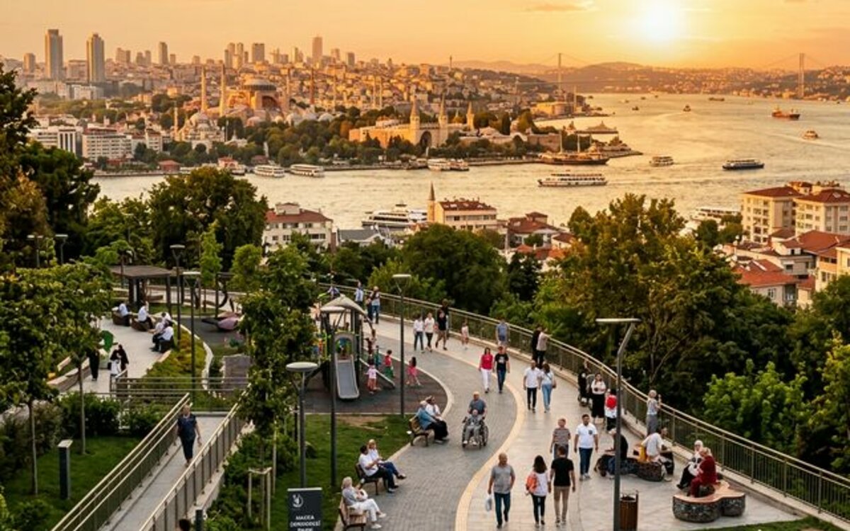 İstanbul Eyüp Pierre Loti Tepesi’nden Haliç’in Panoramik ve Puslu Karakteristik Görünümü